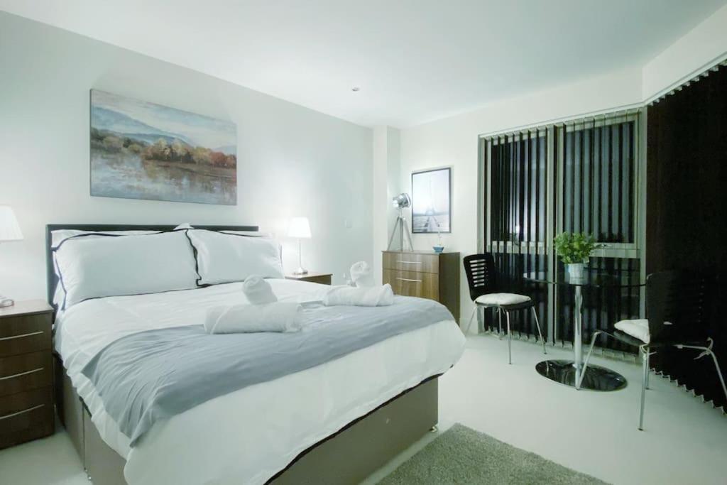 Two Bedroom Luxury Apt With Film Style Swansea Dış mekan fotoğraf