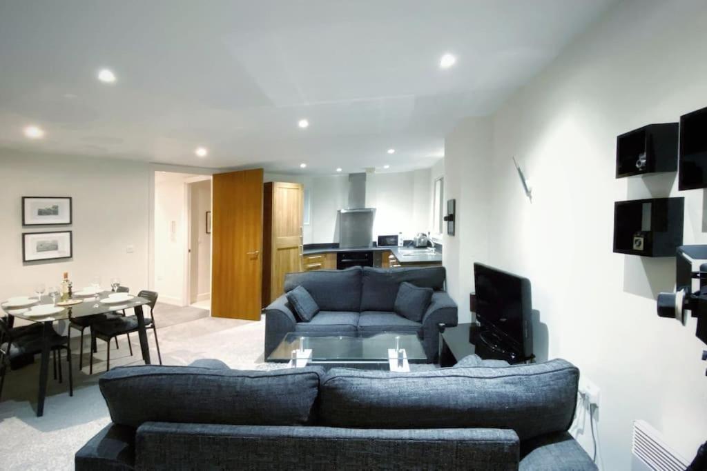 Two Bedroom Luxury Apt With Film Style Swansea Dış mekan fotoğraf