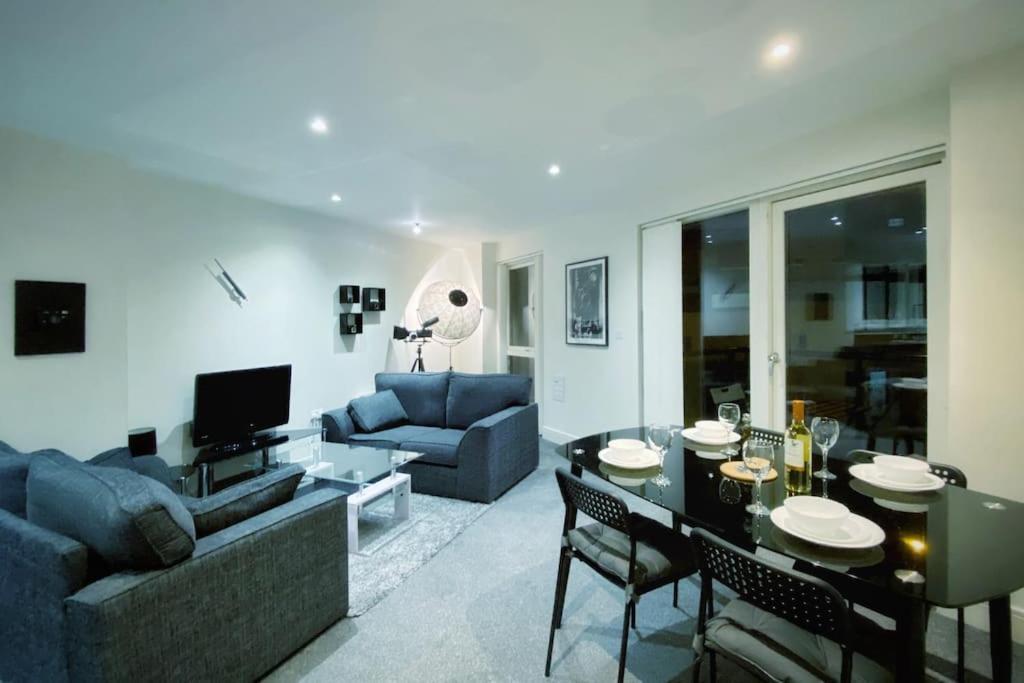 Two Bedroom Luxury Apt With Film Style Swansea Dış mekan fotoğraf