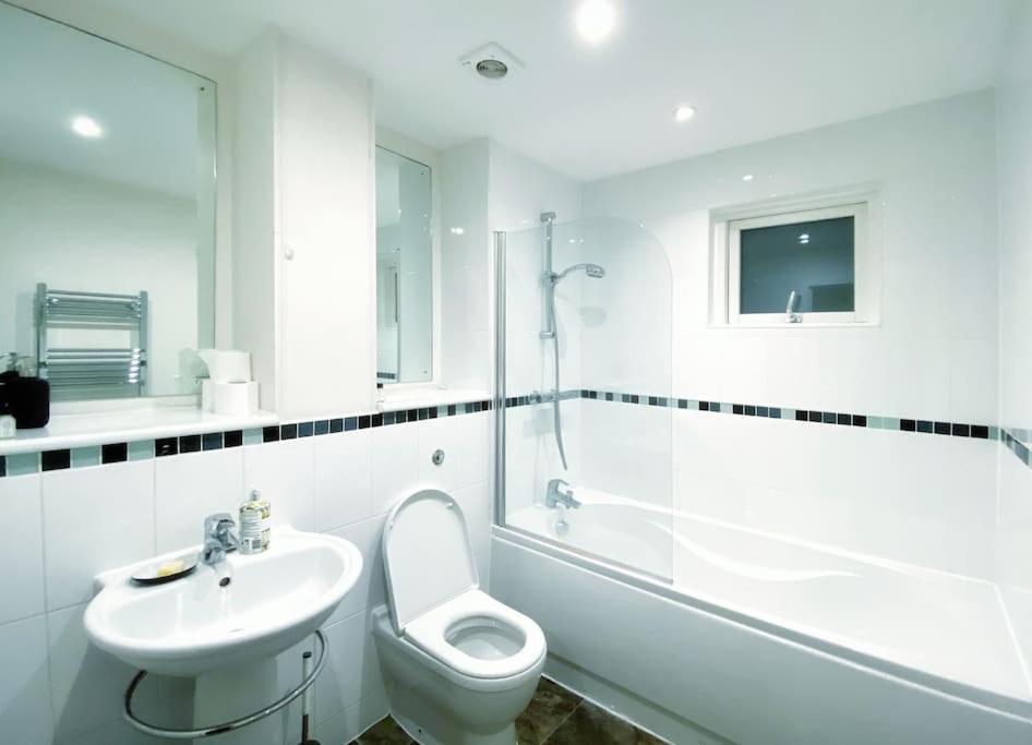 Two Bedroom Luxury Apt With Film Style Swansea Dış mekan fotoğraf