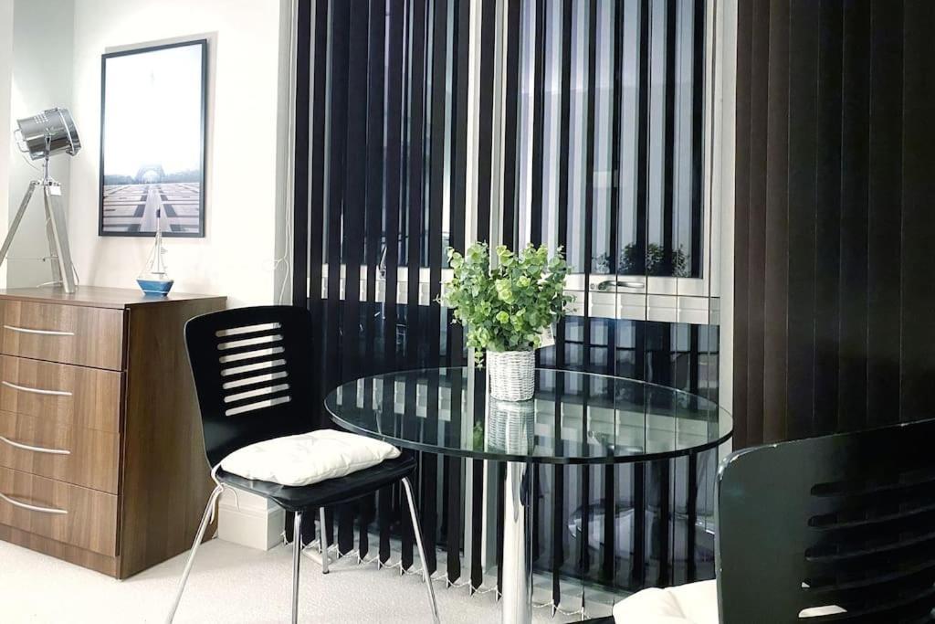 Two Bedroom Luxury Apt With Film Style Swansea Dış mekan fotoğraf